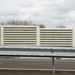 Mur anti-bruit blanc avec copeaux de bois